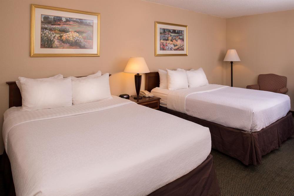 Ramada Plaza Rochester Airport Eksteriør bilde