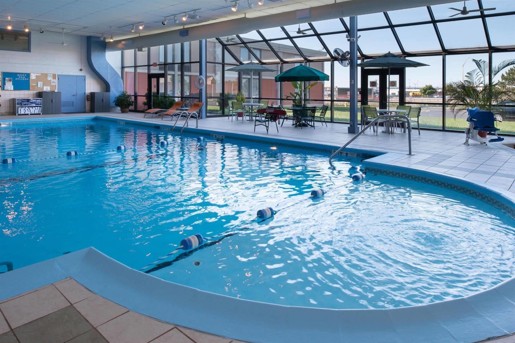 Ramada Plaza Rochester Airport Eksteriør bilde